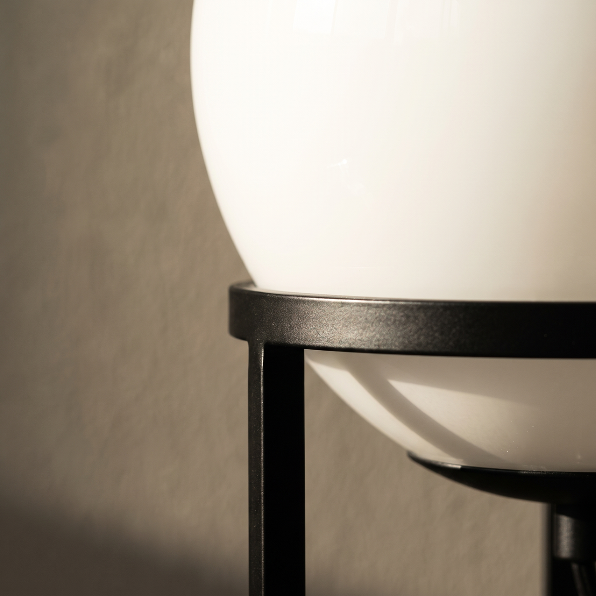 Close-up detail of the Isolde table lamp black metal and glass construction