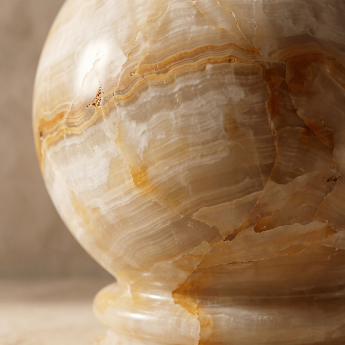 Quillon table lamp macro, natural amber onyx marble veining close-up
