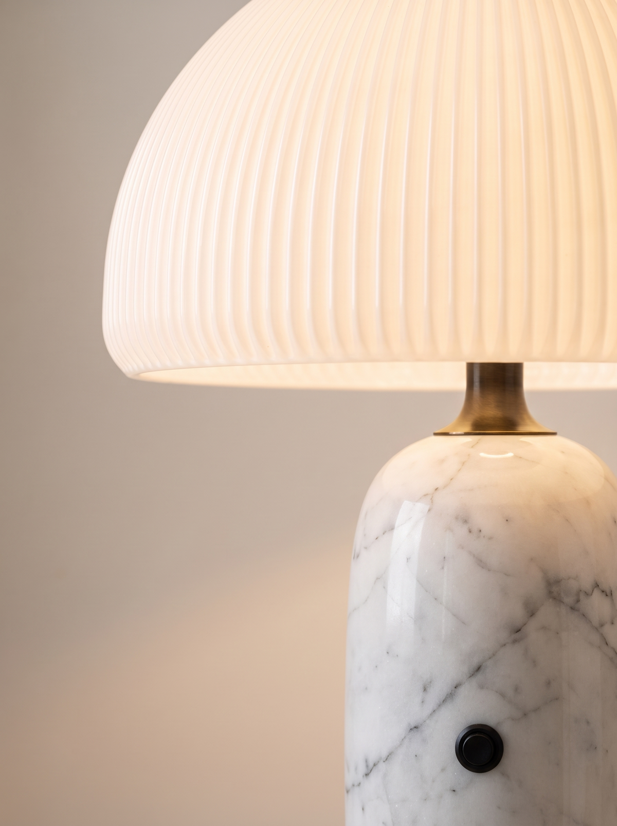 Opaline close up, Presence, Even Unlit