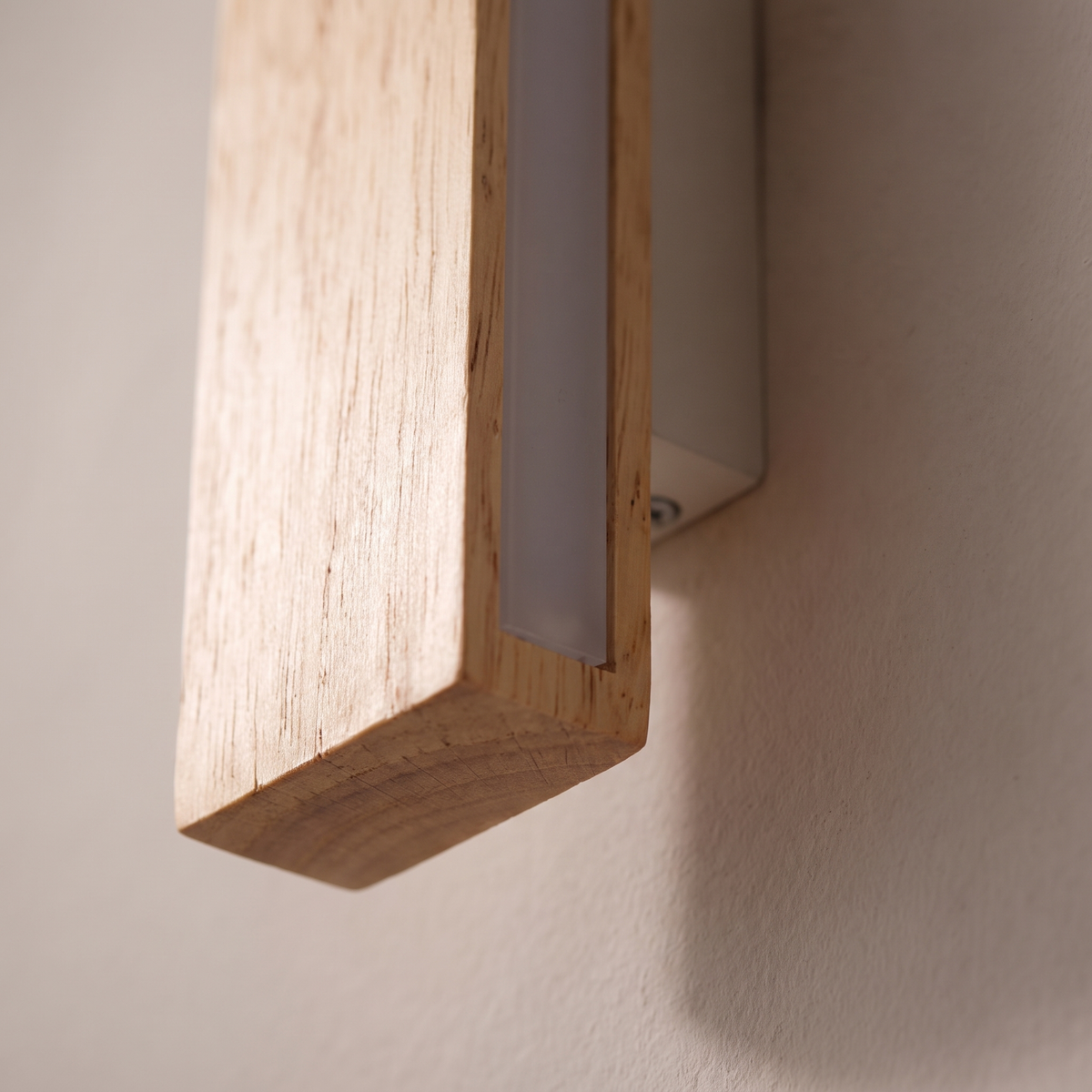 Nordic rotatable solid oak LED bar wall sconce — close-up of the oak grain, acrylic diffuser edge and metal pivot base