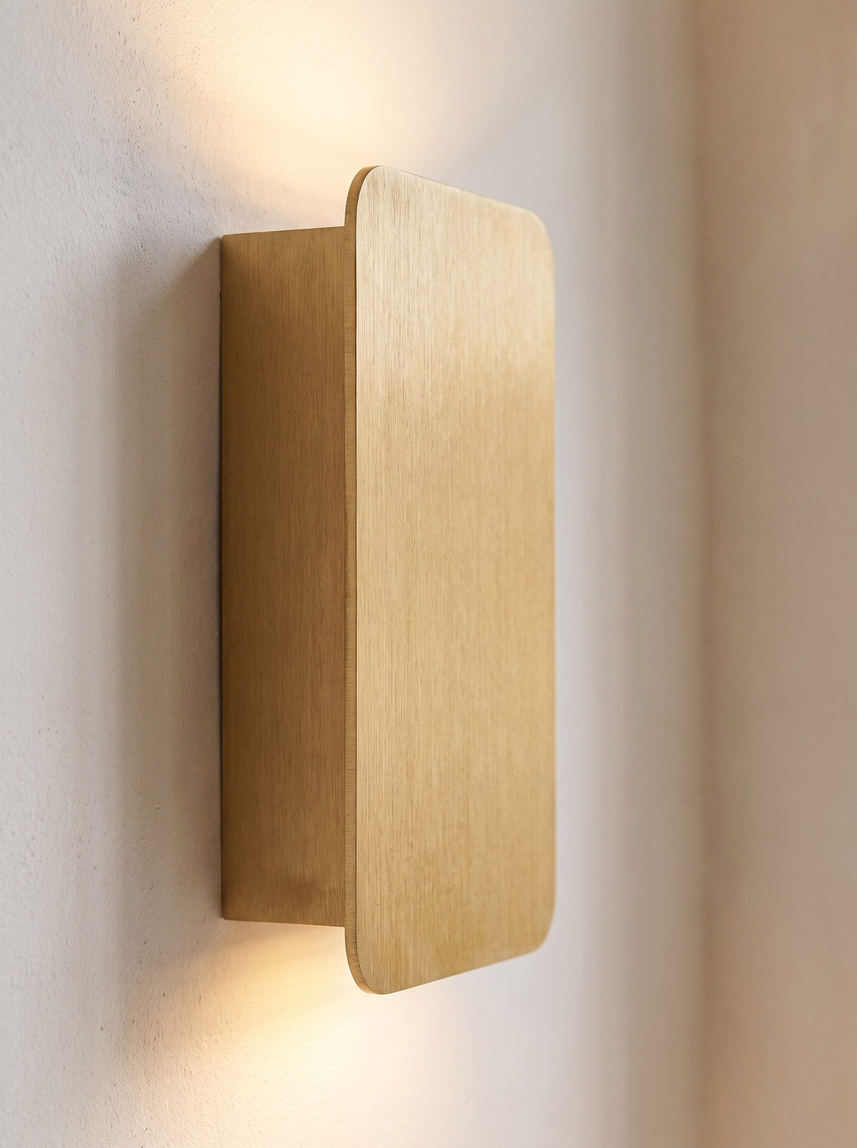 Fiorella wall sconce close up, Focused Warmth