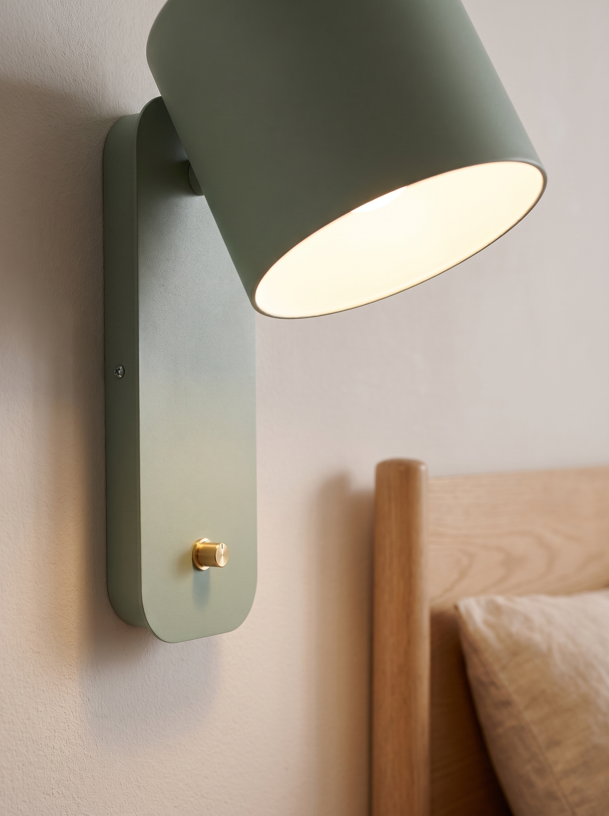 Odalys wall sconce close up, One Continuous Line