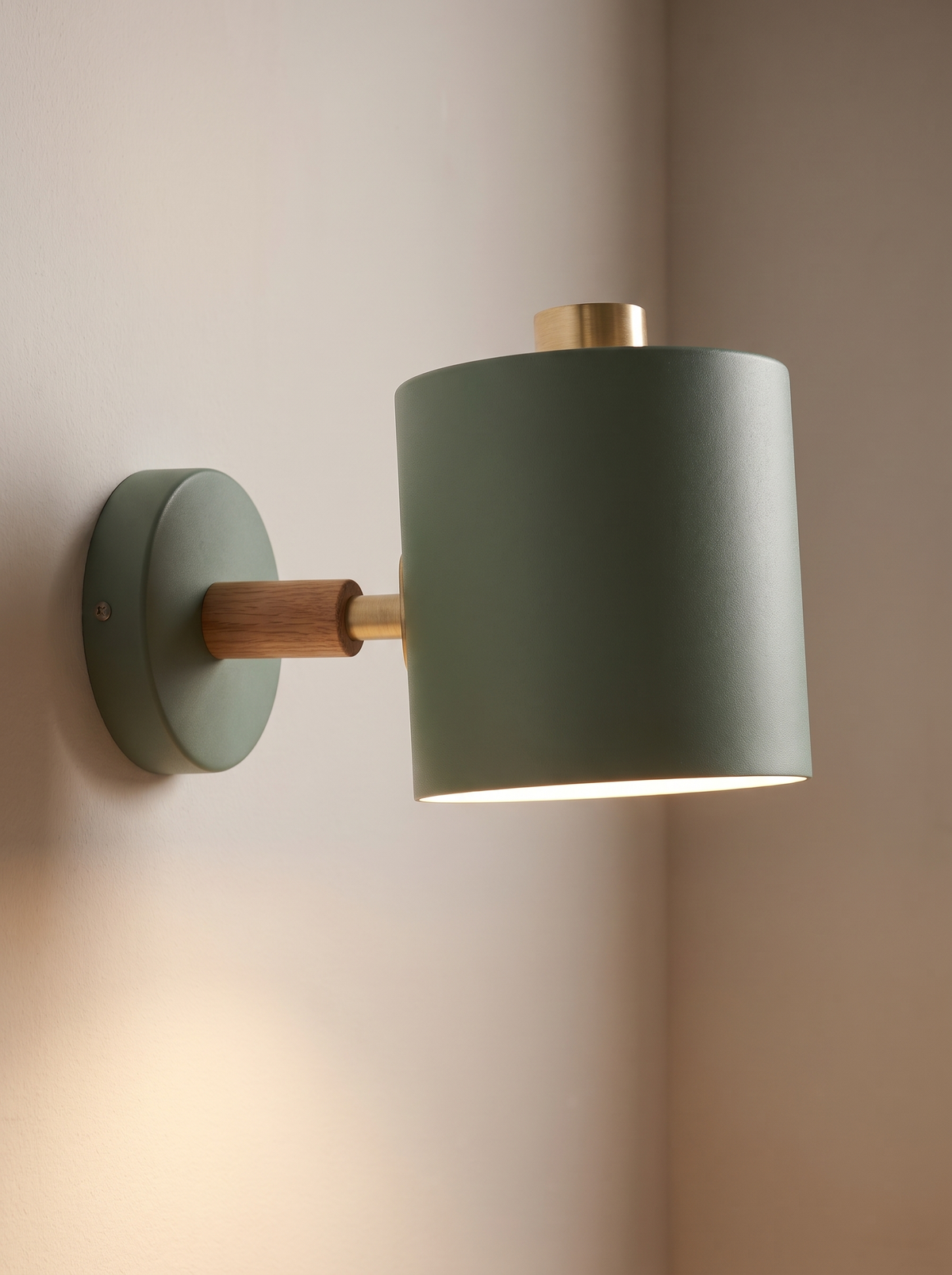Damascena wall sconce close up, Focused Warmth